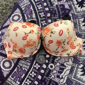 EUC Torrid Curve floral and kisses plunge bra!